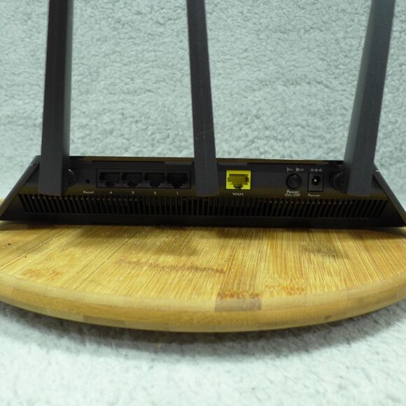 Netgear Nighthawk AC2600 Smart WIFI Router Model R7450 - Picture 3 of 8